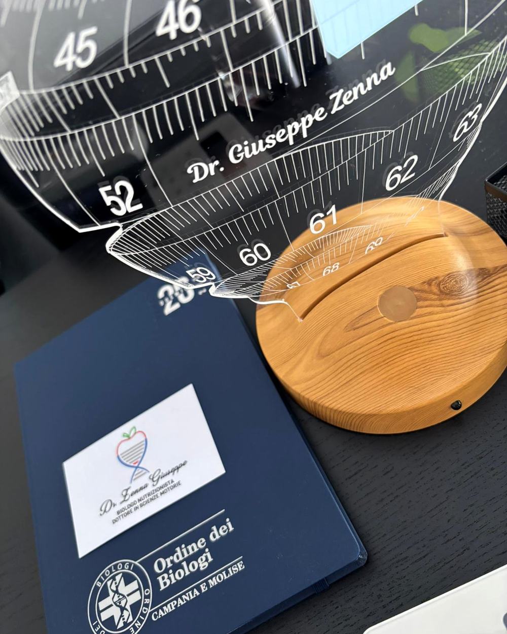 Studio: targa Dr. Giuseppe Zenna, plicometro e tesserino Ordine dei Biologi Campania e Molise